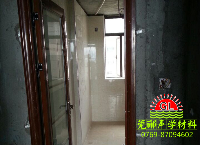 【裝修日記】地板磚終于鋪好啦，臥室門和洗手間的門也裝好了，室內(nèi)裝修施工技巧