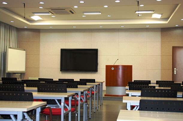 15中學(xué)隔音墻建成后，記者親自到現(xiàn)場(chǎng)體驗(yàn)隔音效果